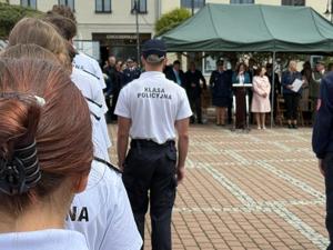 Na zdjęciu widać uczniów klasy Policyjnej mundurowej.