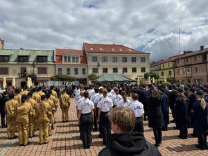 Na zdjęciu widać rozpoczęcie ślubowania klas mundurowych.