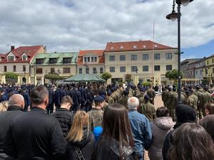 Na zdjęciu widać zgromadzonych ludzi i uczniów zgromadzonych na uroczystym ślubowaniu.