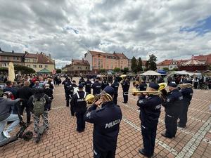 Na zdjęciu widać policyjną orkiestrę oraz zgromadzony tłum.