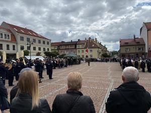 Na zdjęciu widać wszystkich ludzi biorących udział w wydarzeniu na Żorskim rynku.