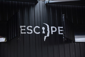 Na zdjęciu widać logo ciężarówki &quot;Escape Truck&quot;, która w realistycznej scenerii ukazuje mechanizmy handlu ludźmi.