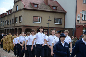 Na zdjęciu widać maszerujących uczniów klasy policyjnej.
