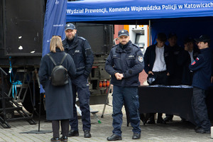 Na zdjęciu widać policjantów pod namiotem policyjnym.