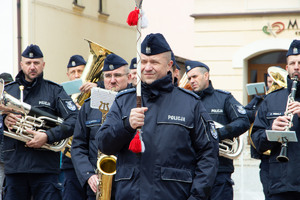Na zdjęciu widać dyrygenta i resztę orkiestry policyjnej podczas występu.