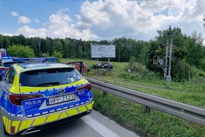 Na zdjęciu widać miejsce zdarzenia drogowego, policyjny radiowóz oraz wóz strażacki.