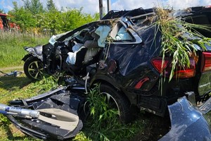 Na zdjęciu widać uszkodzony w wyniku zdarzenia samochód.