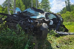 Na zdjęciu widać uszkodzony samochód.