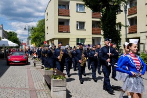 Na zdjęciu widać przemarsz ulicami miasta, policyjną orkiestrę i żorskie mażoretki.