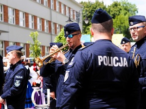 Na zdjęciu widać policyjną orkiestrę.