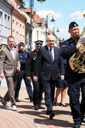 Na zdjęciu widać policyjną orkiestrę oraz uczestników przemarszu.
