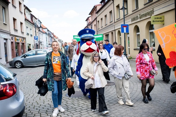 Na zdjęciu widać Sznupka, inne maskotki oraz uczestników przemarszu.