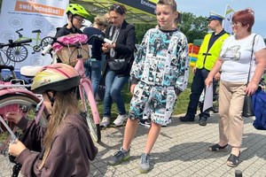 Na zdjęciu widać policjantów, rowerzystów oraz stanowiska promocyjne.
