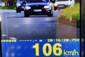 Na zdjęciu widać bmw podczas pomiaru prędkości przez urządzenie. widać wynik 106 km/h.