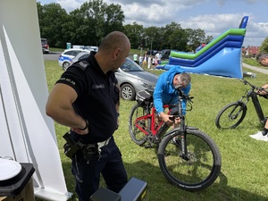 Na zdjęciu widać policjantów podczas akcji znakowania rowerów.