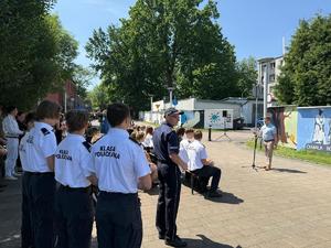 Na zdjęciu widać galerię murali podczas ich tworzenia, a także uczniów i zgromadzonych podczas akcji pod nazwą &quot;Plenerowa lekcja patriotyzmu&quot;.
