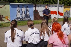 Na zdjęciu widać uczniów i zgromadzonych podczas akcji pod nazwą &amp;quot;Plenerowa lekcja patriotyzmu.