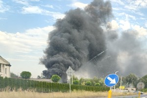 Na zdjęciu widać obszar objęty pożarem oraz akcję ratowniczą.