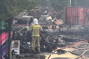 Na zdjęciu widać obszar objęty pożarem oraz akcję ratowniczą.