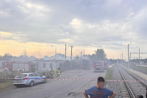Na zdjęciu widać obszar objęty pożarem oraz akcję ratowniczą.