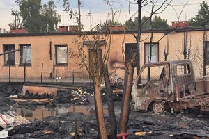 Na zdjęciu widać obszar objęty pożarem oraz akcję ratowniczą.