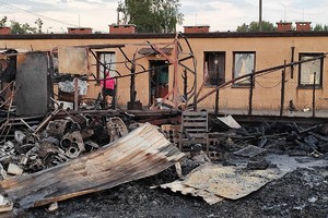 Na zdjęciu widać obszar objęty pożarem oraz akcję ratowniczą.