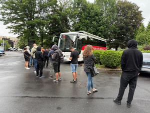 Na zdjęciu widać mobilny punkt krwiodawstwa - autobus oraz osoby oczekujące w kolejce.