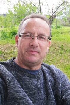 Na zdjęciu widać zaginionego mężczyznę.