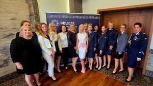 Na zdjęciu widać policjantki i pracownice cywilne pozujące wspólnie do zdjęcia.
