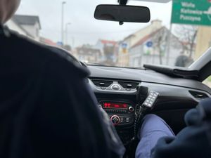 Na zdjęciu widać policjanta w radiowozie.