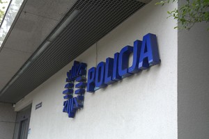 Na zdjęciu widać umieszczony na ścianie budynku plafon z logo Policja.