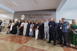 Na zdjęciu widać uczniów, nauczycieli i zaproszonych gości podczas inauguracji roku szkolnego.