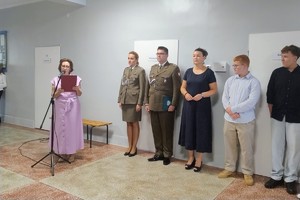 Na zdjęciu widać uczniów, nauczycieli i zaproszonych gości podczas inauguracji roku szkolnego.