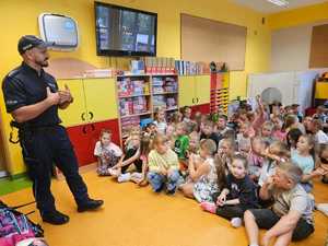 Na zdjęciu widać policjanta, uczestniczących w spotkaniu pierwszoklasistów.