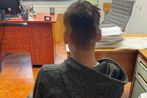 Na zdjęciu widać zatrzymanego mężczyznę w ciemnej bluzie do sprawy rozboju.