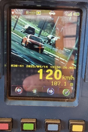 Na zdjęciu widać samochód, który porusza się w momencie pomiaru z prędkością 120 km/h.