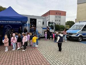 Na zdjęciu widać przebieg 2. Międzypowiatowej Olimpiady Bezpieczeństwa, w tym rywalizację uczestników oraz towarzyszący piknik.