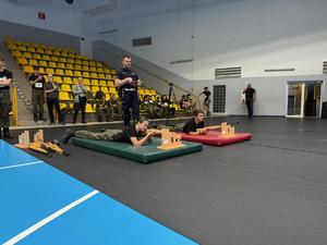 Na zdjęciu widać przebieg 2. Międzypowiatowej Olimpiady Bezpieczeństwa, w tym rywalizację uczestników oraz towarzyszący piknik.