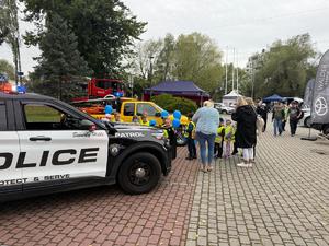 Na zdjęciu widać przebieg 2. Międzypowiatowej Olimpiady Bezpieczeństwa, w tym rywalizację uczestników oraz towarzyszący piknik.
