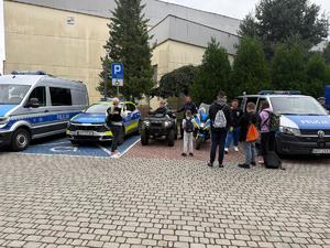 Na zdjęciu widać przebieg 2. Międzypowiatowej Olimpiady Bezpieczeństwa, w tym rywalizację uczestników oraz towarzyszący piknik.