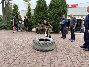 Na zdjęciu widać przebieg 2. Międzypowiatowej Olimpiady Bezpieczeństwa, w tym rywalizację uczestników oraz towarzyszący piknik.