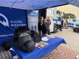 Na zdjęciu widać przebieg 2. Międzypowiatowej Olimpiady Bezpieczeństwa, w tym rywalizację uczestników oraz towarzyszący piknik.