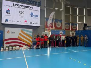 Na zdjęciu widać przebieg 2. Międzypowiatowej Olimpiady Bezpieczeństwa, w tym rywalizację uczestników oraz towarzyszący piknik.