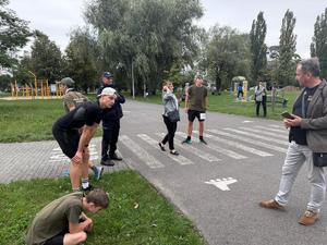Na zdjęciu widać przebieg 2. Międzypowiatowej Olimpiady Bezpieczeństwa, w tym rywalizację uczestników oraz towarzyszący piknik.