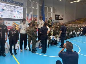 Na zdjęciu widać przebieg 2. Międzypowiatowej Olimpiady Bezpieczeństwa, w tym rywalizację uczestników oraz towarzyszący piknik.