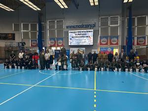 Na zdjęciu widać przebieg 2. Międzypowiatowej Olimpiady Bezpieczeństwa, w tym rywalizację uczestników oraz towarzyszący piknik.