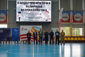 Na zdjęciu widać organizatorów i moment rozpoczęcia olimpiady.