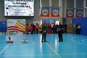 Na zdjęciu widać organizatorów i moment rozpoczęcia olimpiady.