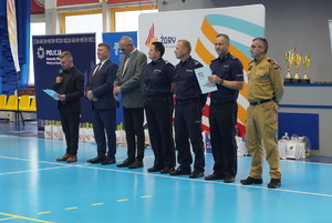 Na zdjęciu widać organizatorów i moment rozpoczęcia olimpiady.