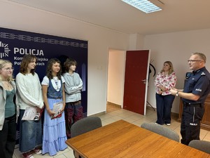 Na zdjęciu widać uczennice, Komendanta i opiekuna podczas spotkania w gabinecie.
